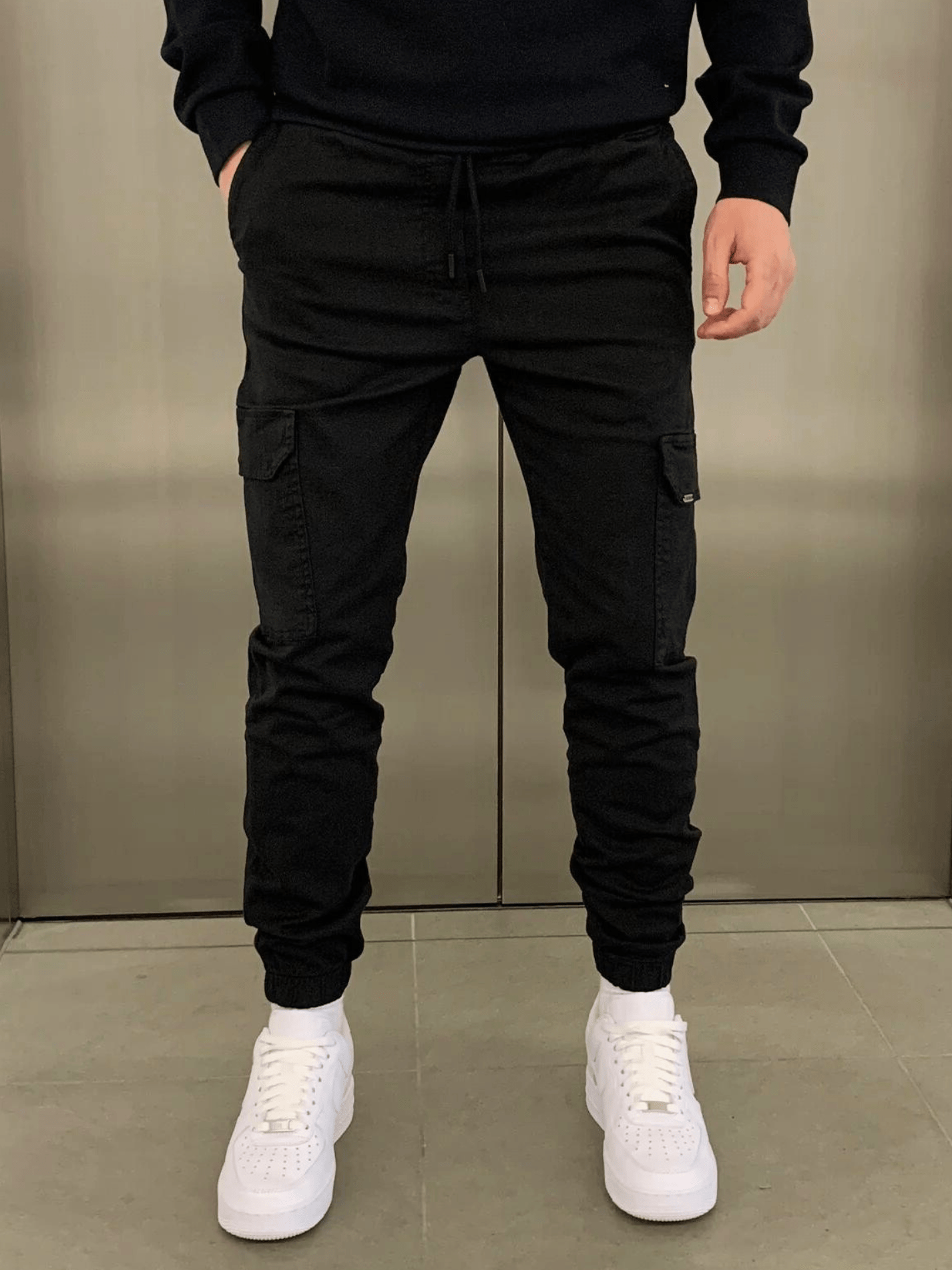 Black / M